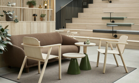 Made by Choicen valmistamat VALO lounge-tuolit VALO Hotel & Workin valopihalla