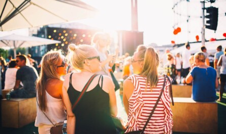 Flow Festival on Helsingin Suvilahdessa kesäisin järjestettävä musiikkifestivaali. Kuvassa festariyleisöä.