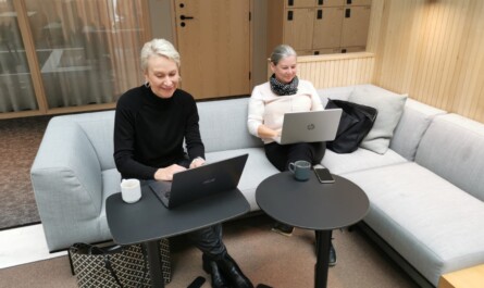 Smart Setin perustajat Leena Kauppi ja Essi Koivulahti työskentelemässä VALO Workin työtiloissa