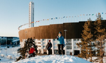 Hiihtäjiä Helsingin Olympiastadionin ulkopuolella Helsingin Ski Weeks-tapahtuman aikaan