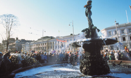 Havis Amanda patsaan lakitus käynnissä Helsingissä vappuna