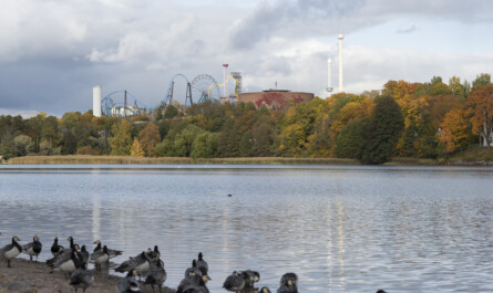 Syyslomalla Helsingissä aikaa voi viettää esimerkiksi kuvassa näkyvässä Linnanmäen huvipuistossa